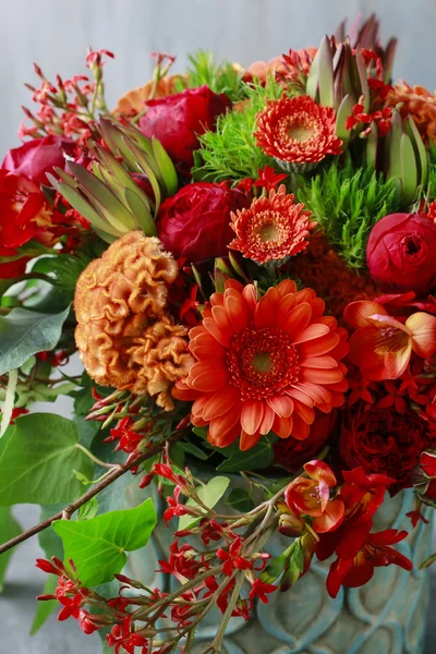 Red and orange bouquet with roses, gerberas, carnations and free — Stock Photo, Image