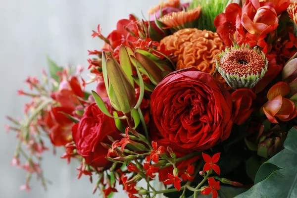 Ramo rojo y naranja con rosas, gerberas, claveles y gratis — Foto de Stock