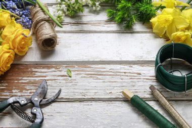 Bahar çiçekleri ve ahşap arka plan üzerinde Bahçe aksesuarları