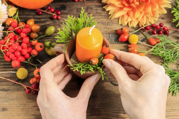 Florist på jobbet. Hur man gör hösten blomsteruppsättningar. Handledning — Stockfoto