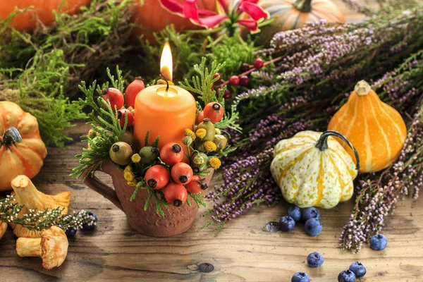 Florista en el trabajo. Cómo hacer decoraciones florales de otoño. Tutorial —  Fotos de Stock