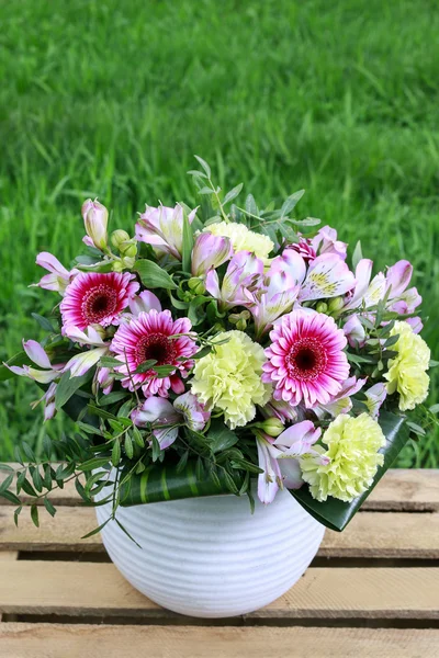 Grand bouquet avec oeillets et gerberas — Photo