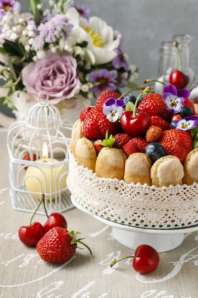 Gâteau à la charlotte française aux fruits d'été — Photo