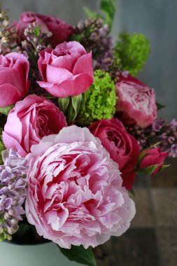 Pembe Gül, peonies ve leylak çiçek aranjmanı.