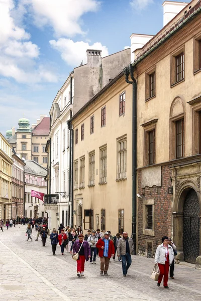 KRAKOW, POLONIA - 17 DE ABRIL DE 2016: Calle Kanonicza en Cracovia, Pol — Foto de Stock