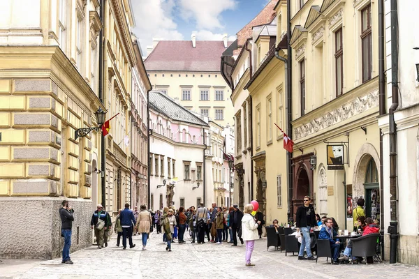 KRAKOW, POLÓNIA - 17 de abril de 2016: Rua Kanonicza em Cracóvia, Pol — Fotografia de Stock