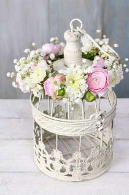 Pembe peonies, küçük gül, krizantem çiçek aranjmanı