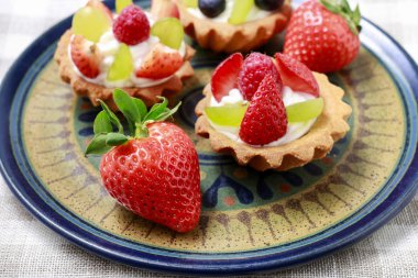 Güzel kek dekore edilmiş taze meyve ile: çilek, grafiği