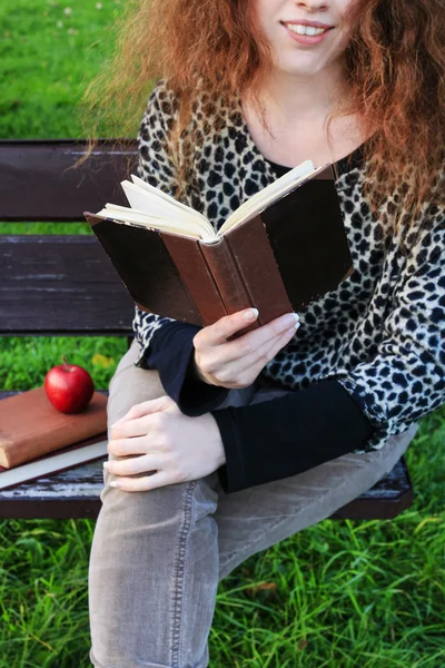 Donna che legge un libro in giardino — Foto Stock