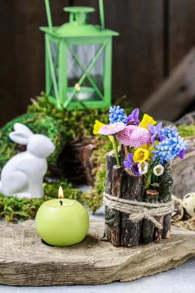 用棍棒和鲜花的春天餐桌装饰。 — 图库照片