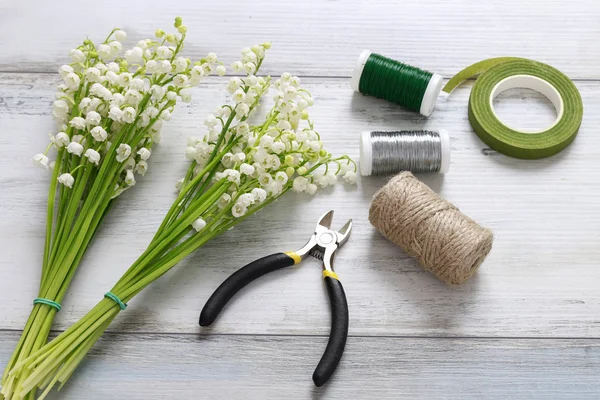 Lelie van de vallei bloemen op houten achtergrond. — Stockfoto