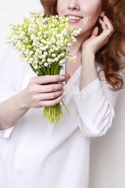 Mulher segurando buquê de lírio das flores do vale — Fotografia de Stock