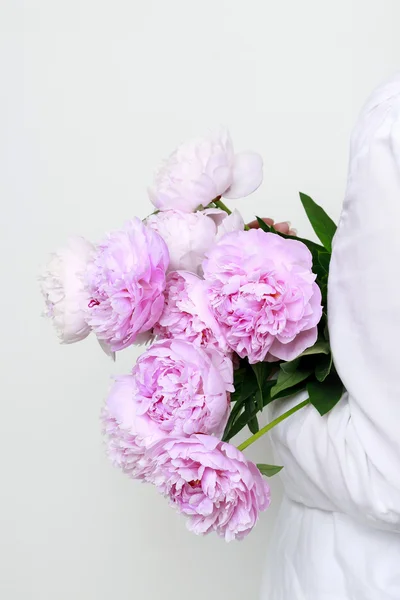 Kadın pembe holding peonies — Stok fotoğraf