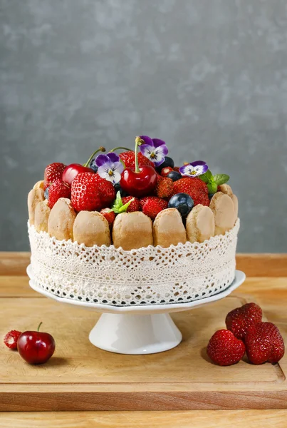 Francouzské charlotte koláč s letním ovocem — Stock fotografie