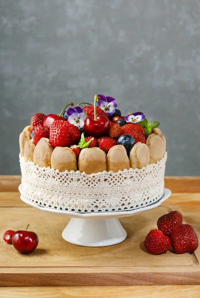 Gâteau à la charlotte française aux fruits d'été — Photo