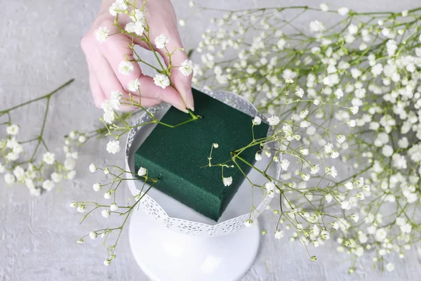 Florist Arbeitsplatz: wie Hochzeit Blumenschmuck zu machen — Stockfoto
