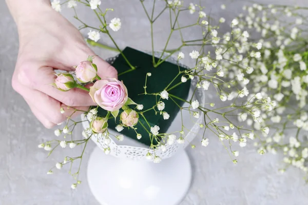 Florist Arbeitsplatz: wie Hochzeit Blumenschmuck zu machen — Stockfoto