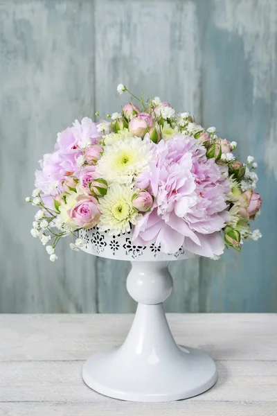 Blumenschmuck mit rosa Pfingstrosen, winzigen Rosen, Chrysanthemen — Stockfoto