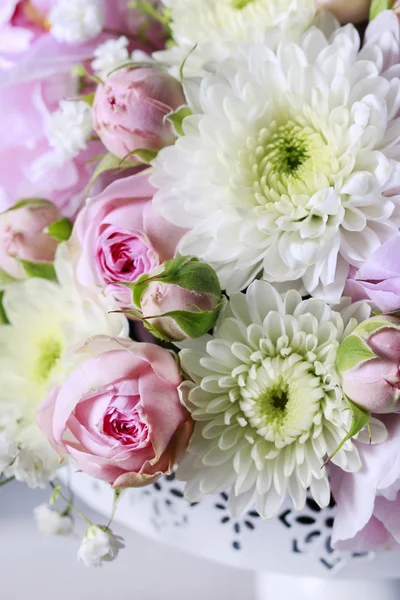 Blumenschmuck mit rosa Pfingstrosen, winzigen Rosen, Chrysanthemen — Stockfoto