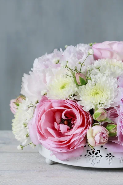 Blomsterarrangemang med rosa pioner, små rosor, krysantemum — Stockfoto