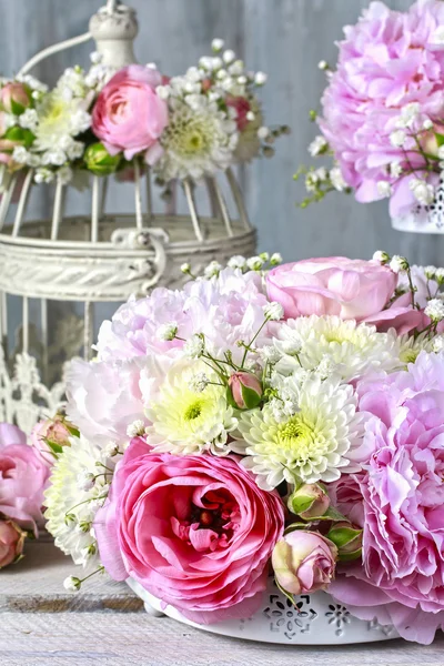 Bloemen arrangement met roze pioenrozen, kleine rozen chrysanten — Stockfoto