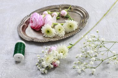 Çiçekçi iş başında. Düğün çelengi yapma adımları