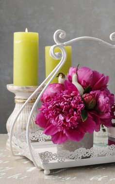Kırmızı peonies ve mumlar çiçek aranjmanı