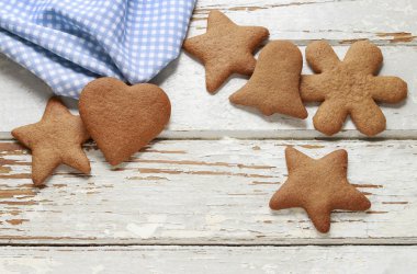 Noel gingerbread çerezleri bir beyaz tahta üzerinde
