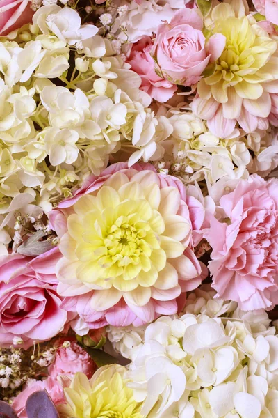 Latar belakang bunga dengan mawar, dahlia, hortensia dan carnation flo — Stok Foto