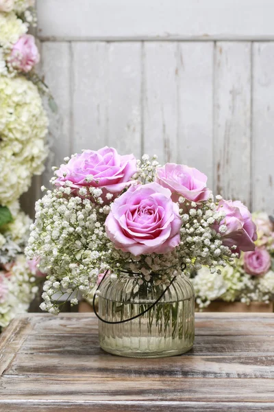 Buquê de rosas em vaso de vidro — Fotografia de Stock