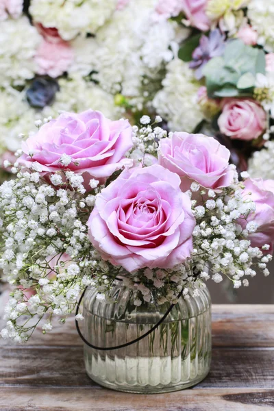 Ramo de rosas en jarrón de vidrio — Foto de Stock