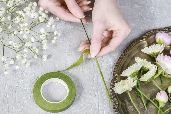 Bloemist op het werk. Stappen voor het maken van de kroon van de bruiloft — Stockfoto