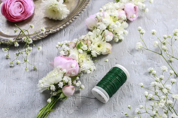 職場の花屋。結婚式の花輪を作る手順 — ストック写真