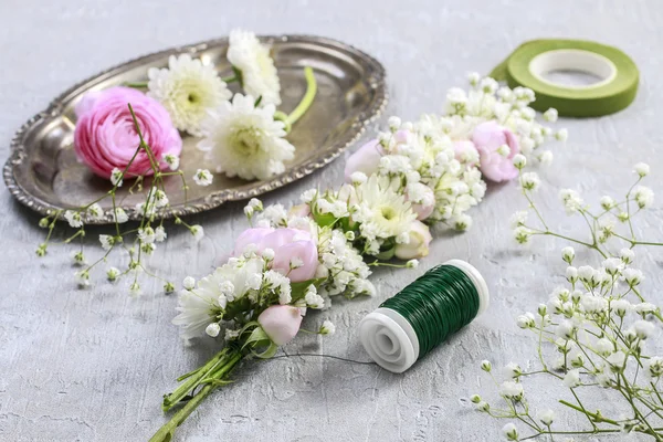 Kwiaciarnia w pracy. Kroki tworzenia wesele wieniec — Zdjęcie stockowe
