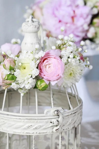 Arreglo floral con peonías rosadas, rosas diminutas, crisantemos —  Fotos de Stock