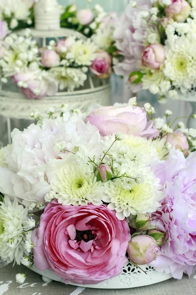 Arreglo floral con peonías rosadas, rosas diminutas, crisantemos —  Fotos de Stock