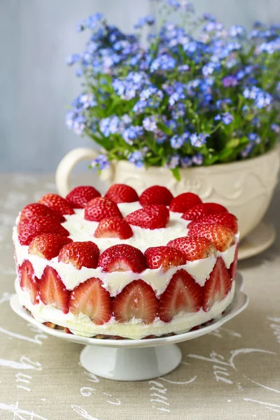 Erdbeerkuchen am Kuchenstand — Stockfoto