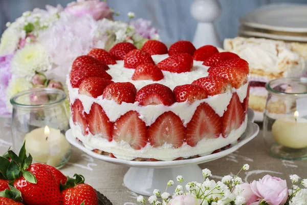 Torta di fragole sul supporto torta — Foto Stock