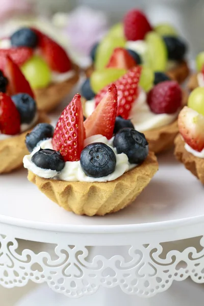 Cupcakes med färsk frukt — Stockfoto