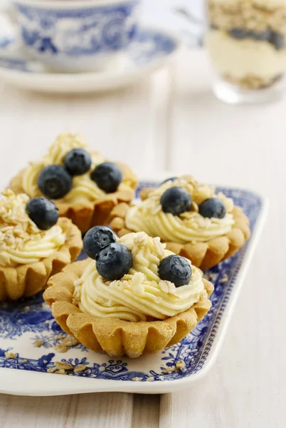 Cupcakes met vanille-crème en bosbessen — Stockfoto