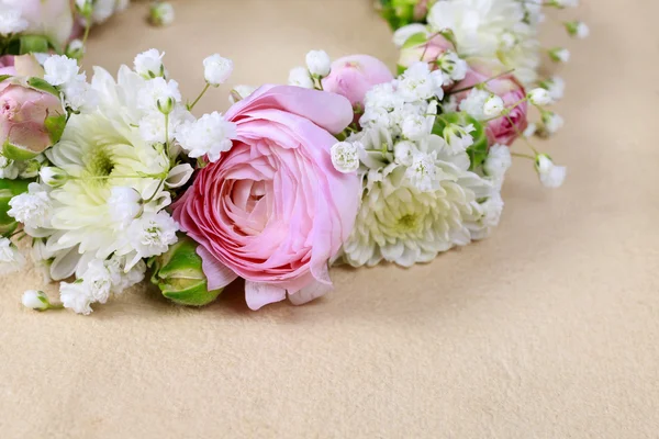 Svatební věnec s květy růže, ranunculus a chryzantéma. — Stock fotografie