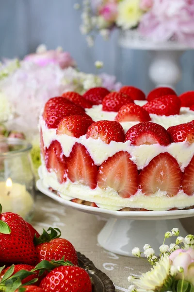 草莓蛋糕蛋糕的立场上 — 图库照片