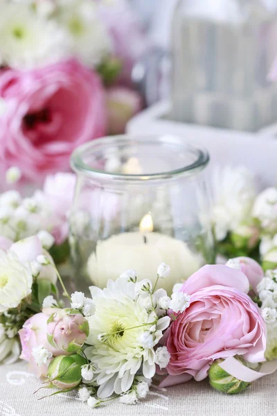 Vackert bröllop dekorationer: blomsterkrans runt glas burk wi — Stockfoto