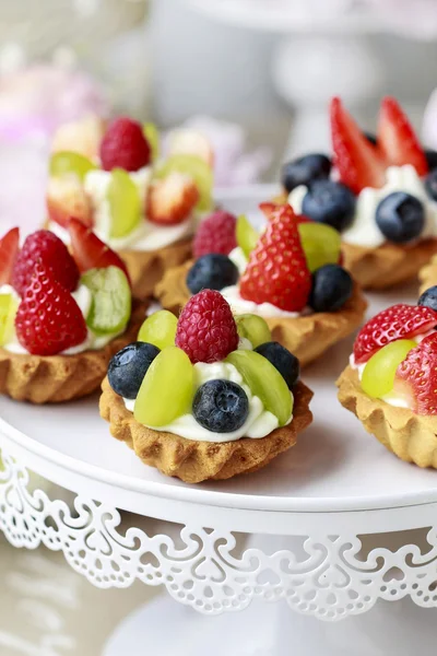 Cupcakes com frutas frescas — Fotografia de Stock