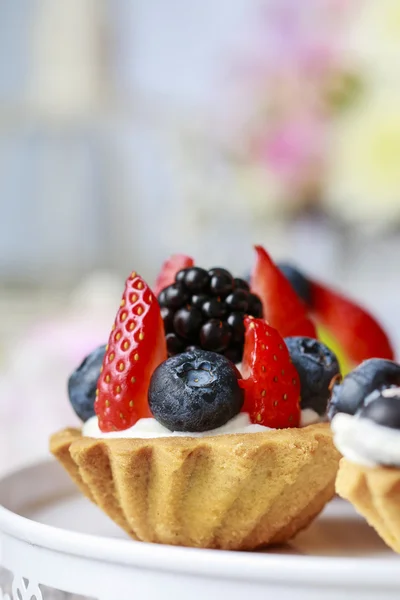 Cupcakes med färsk frukt — Stockfoto