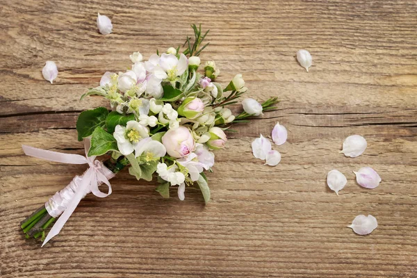 Ramo romántico con ramas florecientes de manzano, lila de th — Foto de Stock