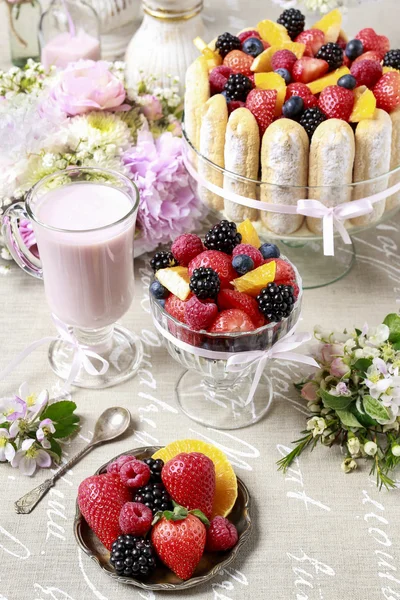 Different kinds of fruit desserts — Stock Photo, Image