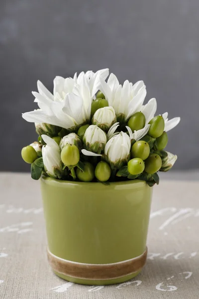 白いダリアの花と緑のオトギリソウのフラワーアレンジメント — ストック写真