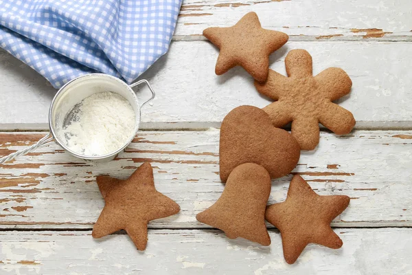 Biscoitos de gengibre de Natal em uma madeira branca — Fotografia de Stock