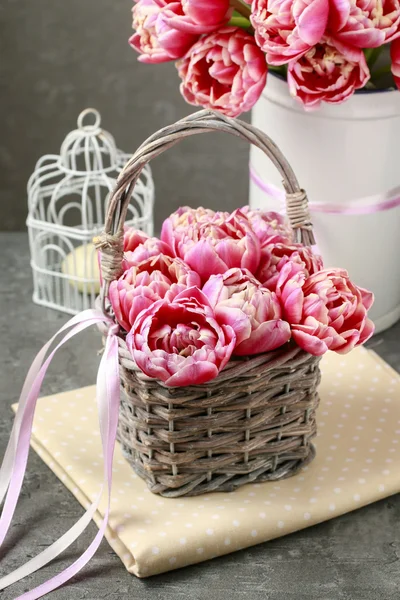 Roze tulpen in rieten mand — Stockfoto